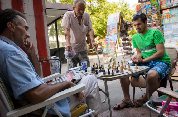 Novi Sad'da gazete bayisi bir beyfendiyle satranç oynarken