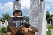 Aliya İzzetbegoviç'in mezarı ve 'Tarihe Tanıklığım' isimli kitabı / Saraybosna / Bosna-Hersek