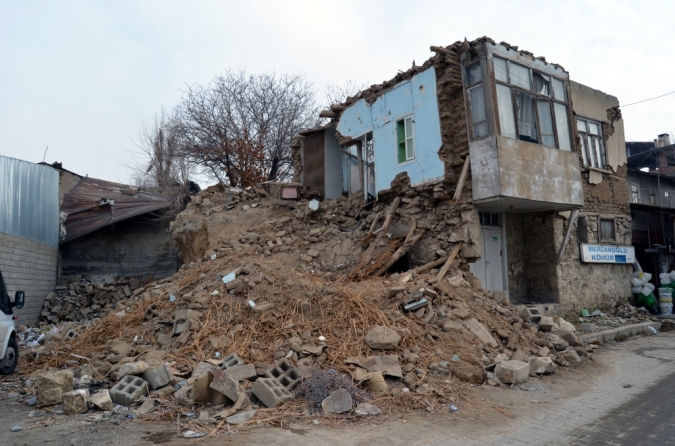 Van depreminde kullanılamayacak hale gelen evlerden biri